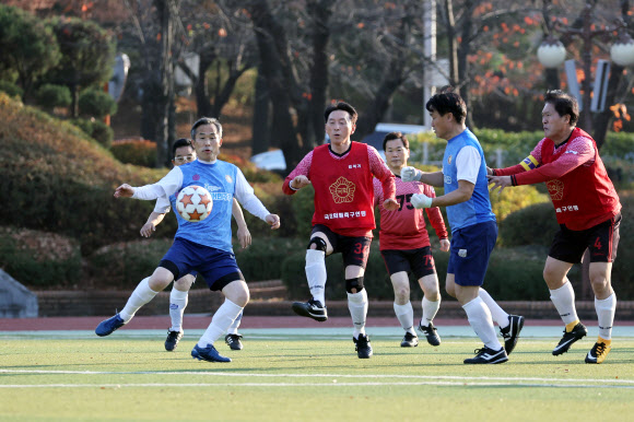 18일 오후 국회운동장에서 열린 여야 국회의원 축구대회에서 여야 의원들이 볼다툼을 하고 있다. 2022.11.18  연합뉴스
