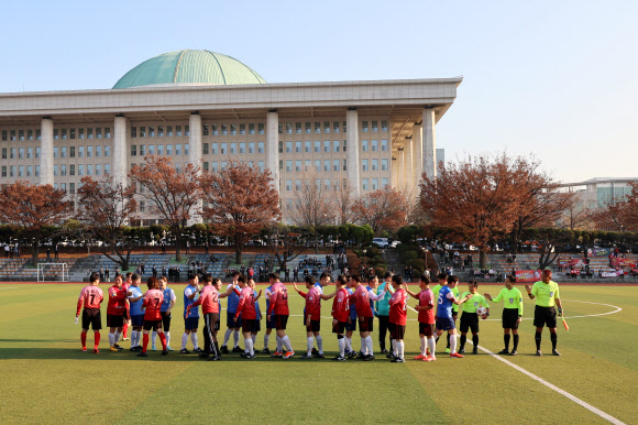 18일 오후 국회운동장에서 열린 여야 국회의원 축구대회에서 국민의힘?더불어민주당 의원들이 경기 시작 전 인사를 나누고 있다. 2022.11.18  연합뉴스