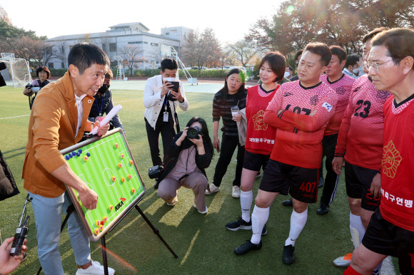 18일 오후 국회운동장에서 열린 여야 국회의원 축구대회에서 이영표 강원FC 대표가 국민의힘 의원들에게 작전 지시를 하고 있다. 2022.11.18  연합뉴스