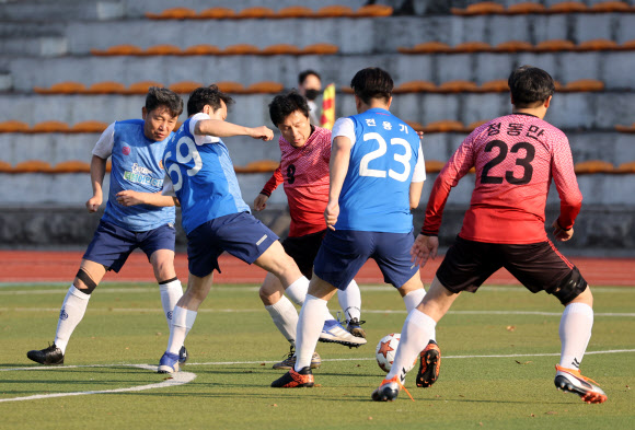 18일 오후 국회운동장에서 열린 여야 국회의원 축구대회에서 여야 의원들이 볼다툼을 하고 있다. 2022.11.18  연합뉴스