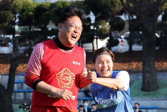 더불어민주당 임오경 의원이 18일 오후 국회에서 열린 여야 국회의원 축구대회에서 상대 팀 선수가 1명 더 출전했다며 국민의힘 정진석 비대위원장을 밀어내고 있다. 2022.11.18  연합뉴스