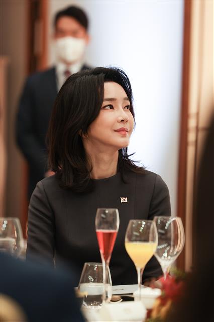 윤석열 대통령 부인 김건희 여사가 18일 용산 대통령실에서 페드로 산체스 스페인 총리를 위한 오찬에 참석하고 있다. 2022.11.18 대통령실 제공