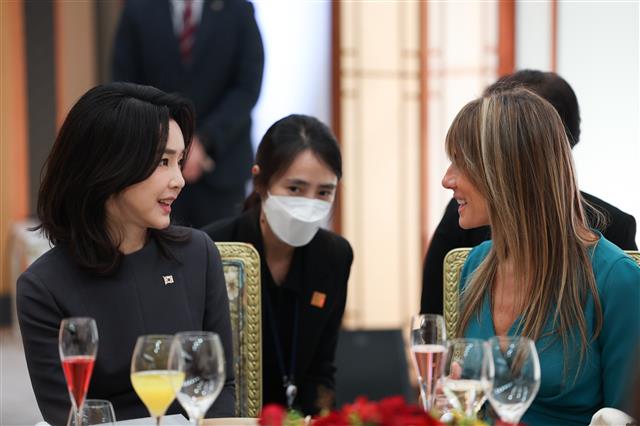 윤석열 대통령 부인 김건희 여사가 18일 용산 대통령실에서 열린 페드로 산체스 스페인 총리를 위한 공식 오찬에서 총리 부인 베고냐 고메스 여사와 대화를 나누고 있다.  2022.11.18 대통령실 제공