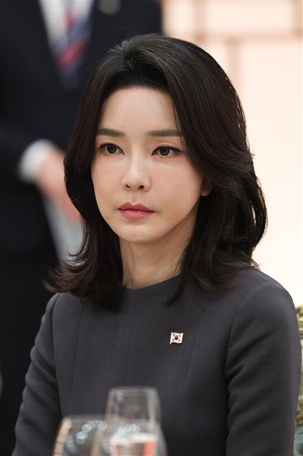 윤석열 대통령 부인 김건희 여사가 18일 용산 대통령실에서 페드로 산체스 스페인 총리를 위한 오찬에 참석하고 있다.  2022.11.18 대통령실 제공