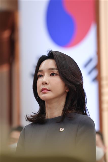 윤석열 대통령 부인 김건희 여사가 18일 용산 대통령실에서 페드로 산체스 스페인 총리를 위한 오찬에 참석하고 있다. 2022.11.18 대통령실 제공