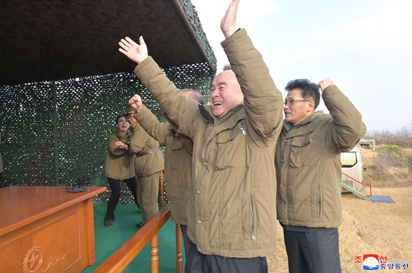 북한이 18일 김정은 국무위원장의 지도 아래 신형의 대륙간탄도미사일 화성-17형을 시험발사했다. 조선중앙통신은 19일 “초강력적이고 절대적인 핵억제력을 끊임없이 제고함에 관한 우리 당과 공화국 정부의 최우선 국방건설 전략이 엄격히 실행되고있는 가운데 18일 조선민주주의인민공화국 전략 무력의 신형대륙간탄도미사일 시험발사가 진행되었다”고 밝혔다. 통신은 이어 김정은 국무위원장이 시험발사를 현지에서 지도했다고 덧붙였다. 2022.11.19  평양 조선중앙통신/연합뉴스