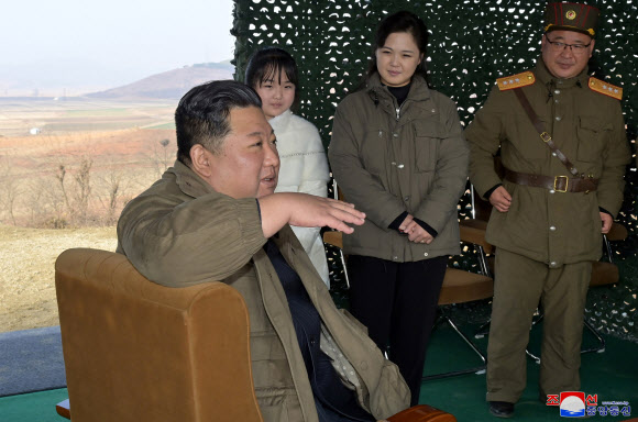 북한, 김정은 딸 전격 공개