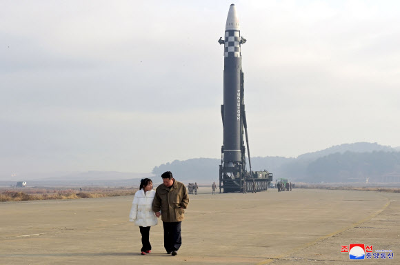 북한이 지난 18일 김정은 국무위원장의 지도 아래 신형의 대륙간탄도미사일 화성-17형을 시험발사했다. 2022.11.19. 평양 조선중앙통신 연합뉴스