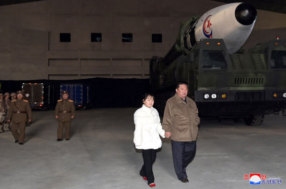 북한, 어제 화성-17형 시험발사…김정은 “핵에는 핵으로 대응”