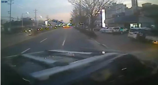 진주 시내버스에 끼어든 차량 충돌 당시 영상. 유튜브 ‘한문철 TV’ 캡처