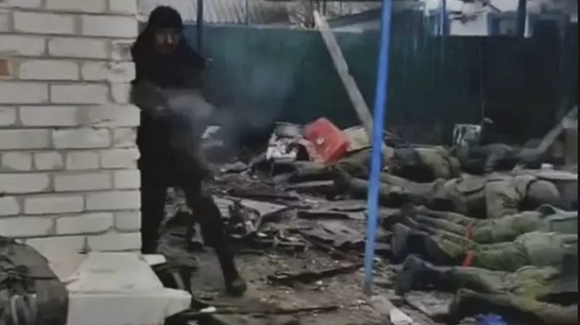 우크라이나군이 루한스크 마키우카 마을에서 러시아군을 집단 처형한 것으로 추정되는 영상. 2022.11.18  BBC러시안