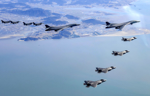 미 전략폭격기 B-1B 한반도 재전개