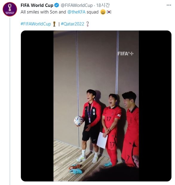 18일(현지시간) 카타르 도하에서 진행된 FIFA 프로필 촬영장에서 선수들이 즐겁게 웃고 있다. FIFA 트위터 캡쳐