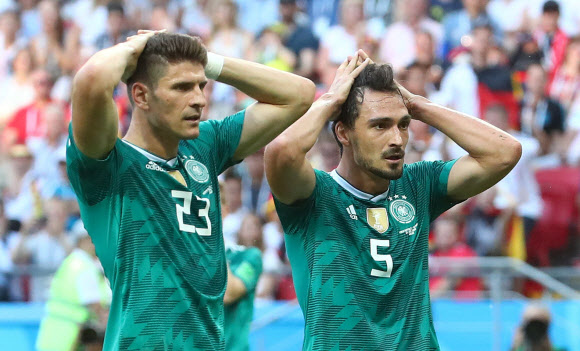 2018년 러시아 월드컵에서 한국에 0-2로 패한 독일 선수들이 머리를 감싸고 충격에 빠져 있다. 서울신문 DB