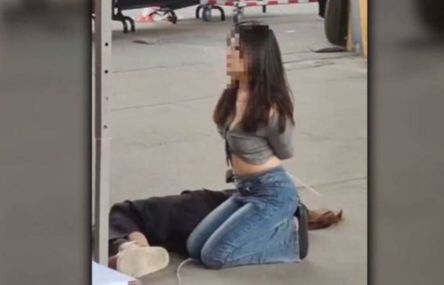 중국 광저우에서 손발이 묶인 채 무릎을 꿇고 있는 중국 여성의 모습. 해당 보도 유튜브 캡처 