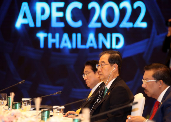 한덕수 국무총리가 지난 19일(현지시각) 태국 방콕에서 열린 아시아태평양경제협력체(APEC) 2일차 본회의에 참석해 있다. (연합뉴스)