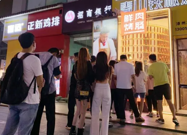 소시지를 구워 거액의 채무를 상환 중인 탕 씨의 사연이 소셜미디어에 공개되면서 화제가 되고 있다. 출처 웨이보