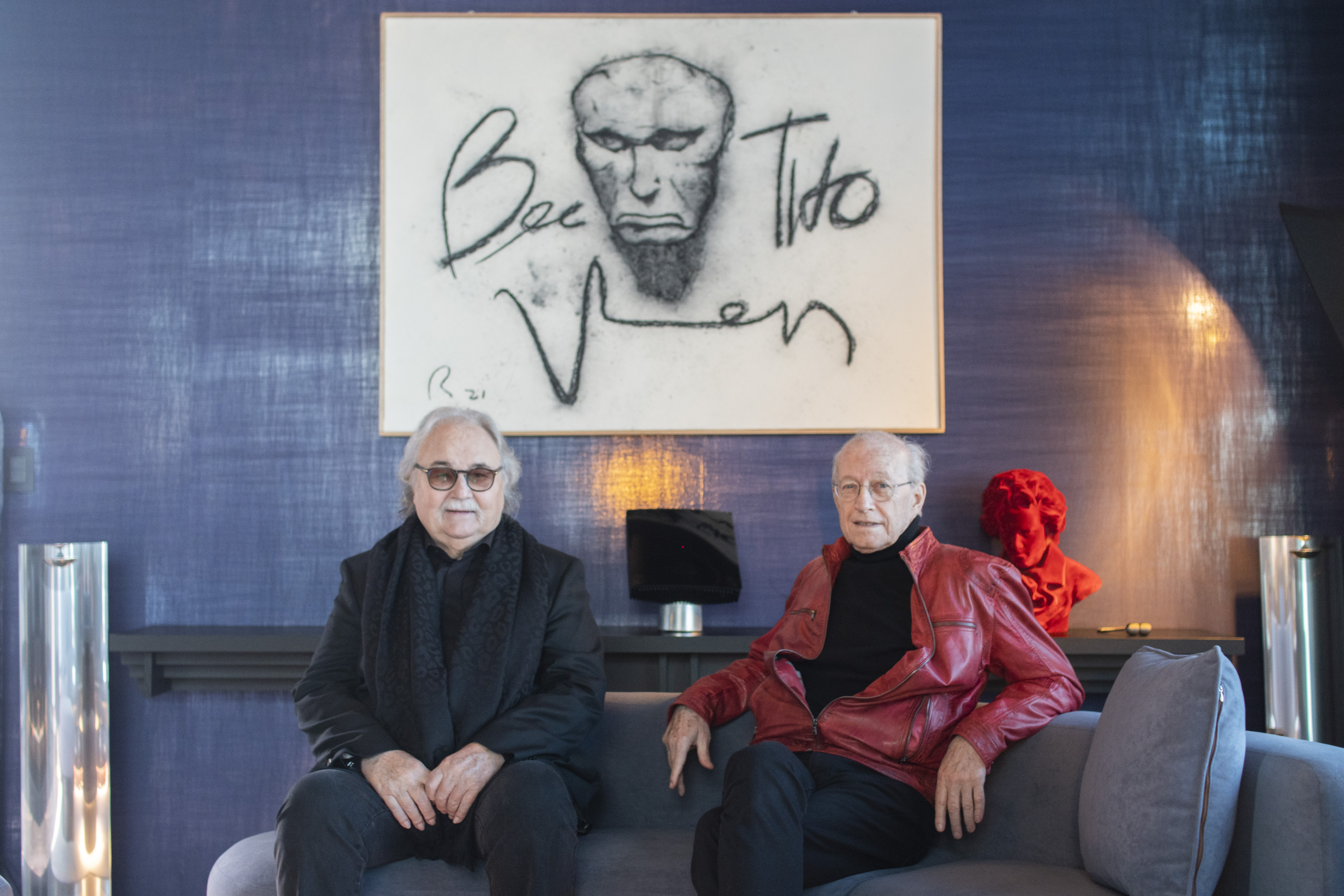베토벤을 그린 그림 앞에 앉아 작품에 대해 설명하는 르베이(왼쪽)와 쿤체. 류재민 기자