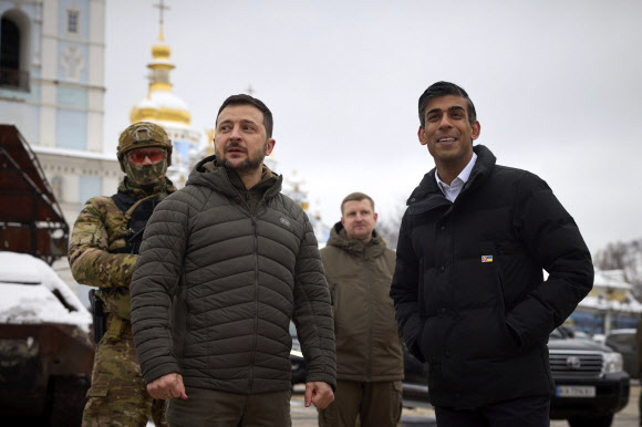 리시 수낵(오른쪽) 영국 총리가 19일(현지시간) 우크라이나 수도 키이우 도심에서 볼로디미르 젤렌스키(왼쪽) 대통령과 대화를 나누고 있다. 수낵 총리는 이날 기자회견을 열어 “우크라이나가 승리할 때까지 우크라이나를 지원하겠다”고 공언했다. 키이우 AP 연합뉴스