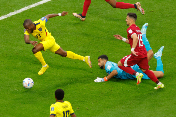 20일(현지시간) 카타르  알코르의 알바이트 스타디움에서 열린 카타르와 에콰도르의 A조 첫 경기에서, 에콰도르 공격수 발렌시아가 골키퍼를 제치고 있다. 도하 연합뉴스