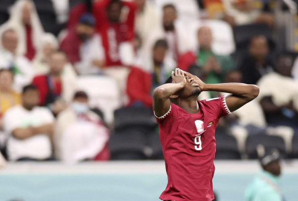 카타르의 모하메드 문타리가 2022년 11월 20일 카타르 알코르의 알베이트 스타디움에서 열린 2022 FIFA 월드컵 카타르와 에콰도르의 A조 경기에서 얼굴을 감싸고 있다. (Xinhua/Li Ming)