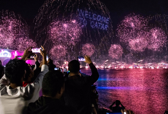 2022년 카타르 월드컵 축구대회 개막일인 11월 20일 도하 하늘에서 불꽃이 터진다.(Photo by FADEL SENNA / AFP)
