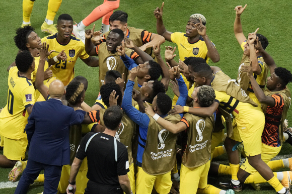 에콰도르 팀 선수들이 2022년 11월 20일 일요일 카타르 알코르의 알베이트 경기장에서 열린 카타르와 에콰도르의 월드컵 A조 축구 경기에서 에너 발렌시아가 그의 팀의 두 번째 골을 넣은 후 축하하고 있다. (AP Photo/Hassan Ammar)