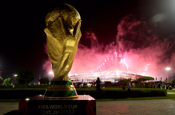 2022년 11월 20일 카타르 알코르의 알베이트 스타디움에서 카타르와 에콰도르의 2022년 FIFA 월드컵 조별 리그 A조 개막전을 앞두고 경기장에서 불꽃이 터진다.  EPA/Martin Divisek/2022-11-21 02:03:33/
