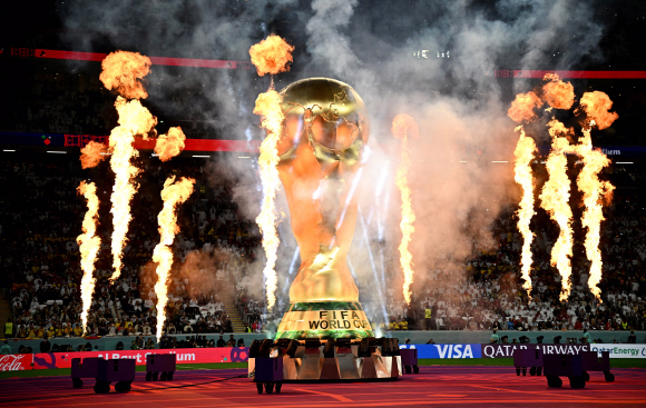 20일(현지시간) 카타르 알코르 알바이트 스타디움에서 2022 카타르 월드컵 개막식 공연이 성대하게 펼쳐지고 있다 REUTERS/Dylan Martinez
