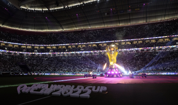 20일(현지시간) 카타르 알코르 알바이트 스타디움에서 2022 카타르 월드컵 개막식 공연이 성대하게 펼쳐지고 있다 (AP Photo/Natacha Pisarenko)