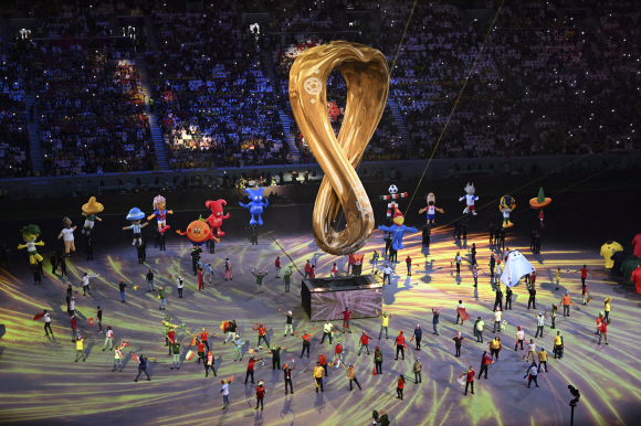 20일(현지시간) 카타르 알코르 알바이트 스타디움에서 2022 카타르 월드컵 개막식 공연이 성대하게 펼쳐지고 있다 (Xinhua/Xiao Yijiu)