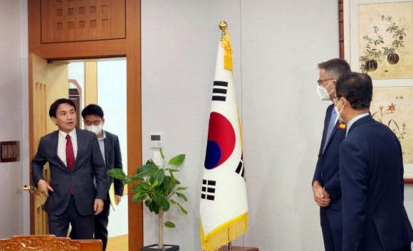 레고랜드 총괄사장 맞는 김진태 강원지사