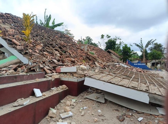 인도네시아 서자바주 치안주르 리젠시에서 발생한 지진으로 건물이 무너진 모습. 인도네시아 국가재난관리위원회 트위터 캡처