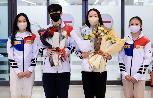 2022-2023 국제빙상경기연맹(ISU) 시니어 그랑프리 5차 대회 NHK 트로피에 출전한 대한민국 선수들이 21일 저녁 인천국제공항을 통해 입국하면서 포즈를 취하고 있다. 왼쪽부터 위서영, 차준환, 김예림, 지서연. 2022.11.21  연합뉴스
