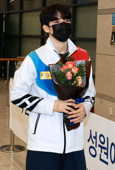 2022-2023 국제빙상경기연맹(ISU) 시니어 그랑프리 5차 대회 NHK 트로피 프리스케이팅에서 동메달을 차지한 차준환이 21일 저녁 인천국제공항을 통해 입국하고 있다. 2022.11.21  연합뉴스