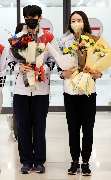 2022-2023 국제빙상경기연맹(ISU) 시니어 그랑프리 5차 대회 NHK 트로피에 출전한 대한민국 선수들이 21일 저녁 인천국제공항을 통해 입국하면서 포즈를 취하고 있다. 왼쪽부터 차준환, 김예림. 2022.11.21  연합뉴스