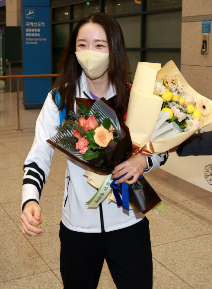 2022-2023 국제빙상경기연맹(ISU) 시니어 그랑프리 5차 대회 NHK 트로피 프리스케이팅에서 금메달을 차지한 ‘피겨장군’ 김예림이 21일 저녁 인천국제공항을 통해 입국하고 있다. 2022.11.21  연합뉴스