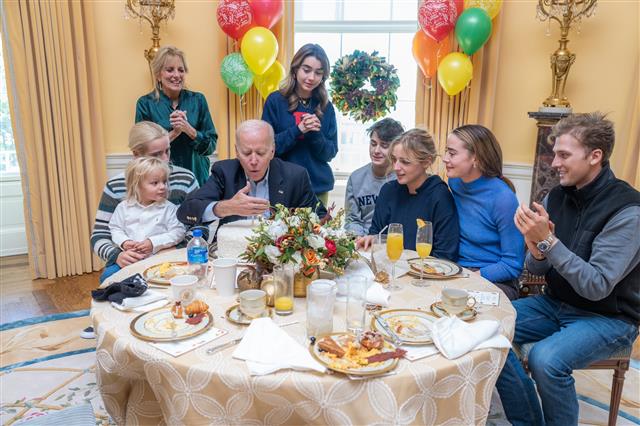 80세 생일을 맞은 조 바이든(왼쪽 네 번째) 미국 대통령이 20일(현지시간) 백악관에서 가족과 둘러앉아 케이크 촛불을 끄고 있다. 질 바이든 트위터 캡처