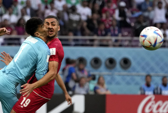2022 카타르 월드컵 조별 리그 B조 잉글랜드와 이란의 경기 전반 7분, 아찔한 충돌 사고가 발생했다. 이란의 골키퍼 베이란반드는 뇌진탕 증세를 보이다 들것에 실려 나갔다. 2022.11.22 AP 연합뉴스