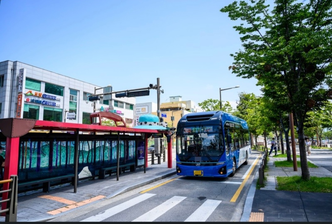 전주시가 지난 2020년 7월에 전국 최초로 도입한 수소전기 시내버스가 전주지역 전역에서 운행되고 있다.(전주시 제공)