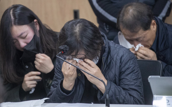 이태원 참사 희생자 유가족들이 2022년 11월 22일 오전 서울 서초구 민주사회를 위한 변호사모임에서 열린 입장발표 기자회견에서 눈물을 흘리고 있다.2022. 11. 22 도준석 기자