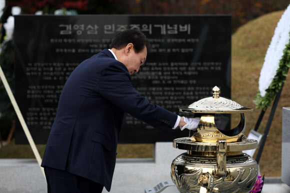 윤석열 대통령이  22일 오전 서울 동작구 국립서울현충원 김영삼 전(前) 대통령 묘소를 방문, 참배하고 있다. 김 전 대통령 서거 7주기를 맞아 참배에 나선 윤 대통령은 방명록에 ‘지금은 모두 거산의 큰 정치, 바른 정치를 되새겨야 할 때입니다’라는 글을 남겼다. 2022.11.22  대통령실 제공