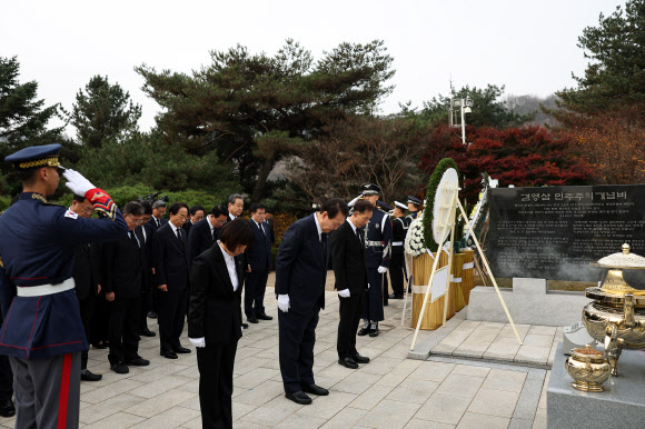 윤석열 대통령이  22일 오전 서울 동작구 국립서울현충원 김영삼 전(前) 대통령 묘소를 방문, 참배하고 있다. 김 전 대통령 서거 7주기를 맞아 참배에 나선 윤 대통령은 방명록에 ‘지금은 모두 거산의 큰 정치, 바른 정치를 되새겨야 할 때입니다’라는 글을 남겼다. 2022.11.22  대통령실 제공