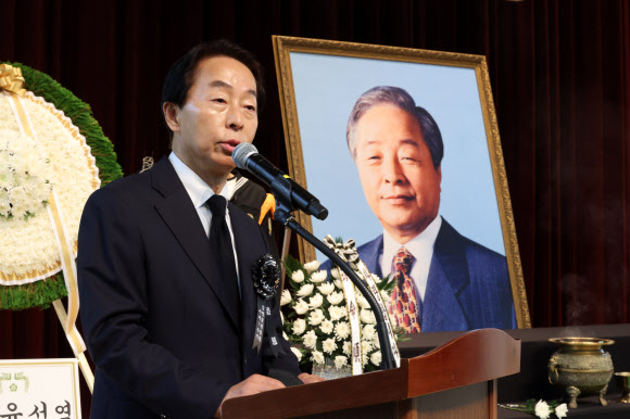 22일 오전 국립서울현충원 현충관에서 열린 김영삼 전 대통령 서거 7주기 추모식에서 김현철 김영삼민주센터 상임이사가 유가족을 대표해 인사말 하고 있다. 2022.11.22  연합뉴스