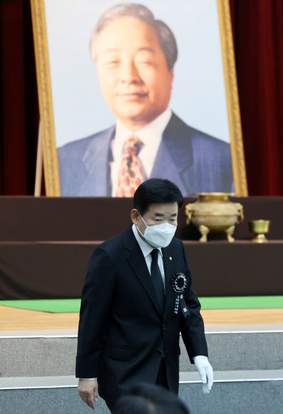 김진표 국회의장이 22일 오전 국립서울현충원 현충관에서 열린 김영삼 전 대통령 서거 7주기 추모식에 참석, 추도사를 마치고 자리로 가고 있다. 2022.11.22  연합뉴스