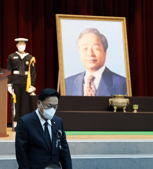 국민의힘 정진석 비상대책위원장이 22일 오전 국립서울현충원 현충관에서 열린 김영삼 전 대통령 서거 7주기 추모식에서 추도사를 마친 뒤 자리로 향하고 있다. 2022.11.22  연합뉴스