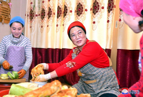 민족적 향취 넘쳐나는 김장철 풍경이 가정마다 펼쳐졌다고 지난 21일 조선중앙통신이 보도했다. 2022.11.22  조선중앙통신 홈페이지 캡처