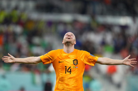 네덜란드의 데이비 클라센이 2022년 11월 21일 월요일 카타르 도하의 알투마마 스타디움에서 열린 세네갈과 네덜란드의 A조 축구 경기에서 월드컵 두 번째 골을 넣은 것을 축하하고 있다. (AP