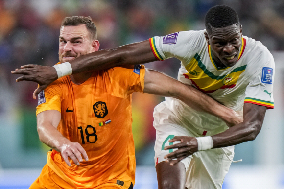 빈센트 얀센(왼쪽)이 2022년 11월 21일 월요일 카타르 도하의 알투마마 스타디움에서 열린 세네갈과 네덜란드의 A조 축구 경기에서 세네갈의 파페 아부 시세와 공을 다투고 있다.(AP