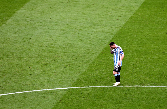 아르헨티나의 리오넬 메시가 22일 루사일 스타디움에서 열린 사우디아라비아와의 카타르월드컵 조별리그 C조 1차전에서 자국 팀이 충격의 1-2 역전패를 당한 뒤 그라운드에서 고개를 숙인 채 서 있다. 루사일 로이터 연합뉴스